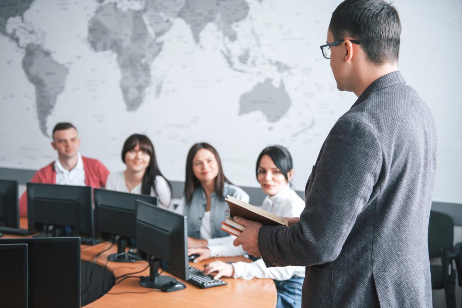 Moderne Büroumgebung mit Finanzteam bei der Arbeit